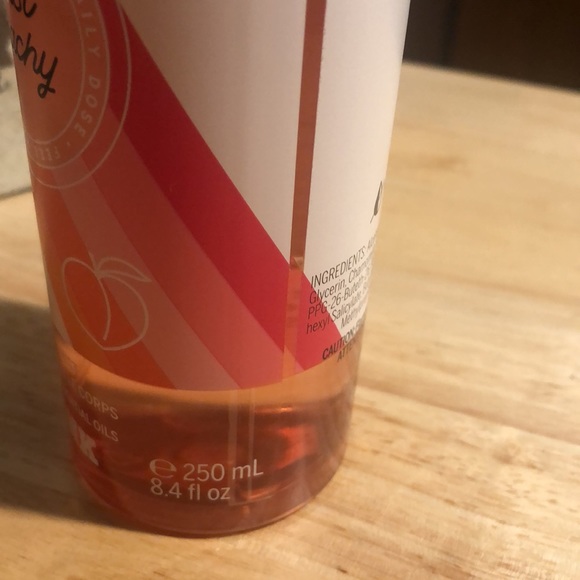 New in packaging Victoria secret Just Peachy body mist - Picture 4 of 6